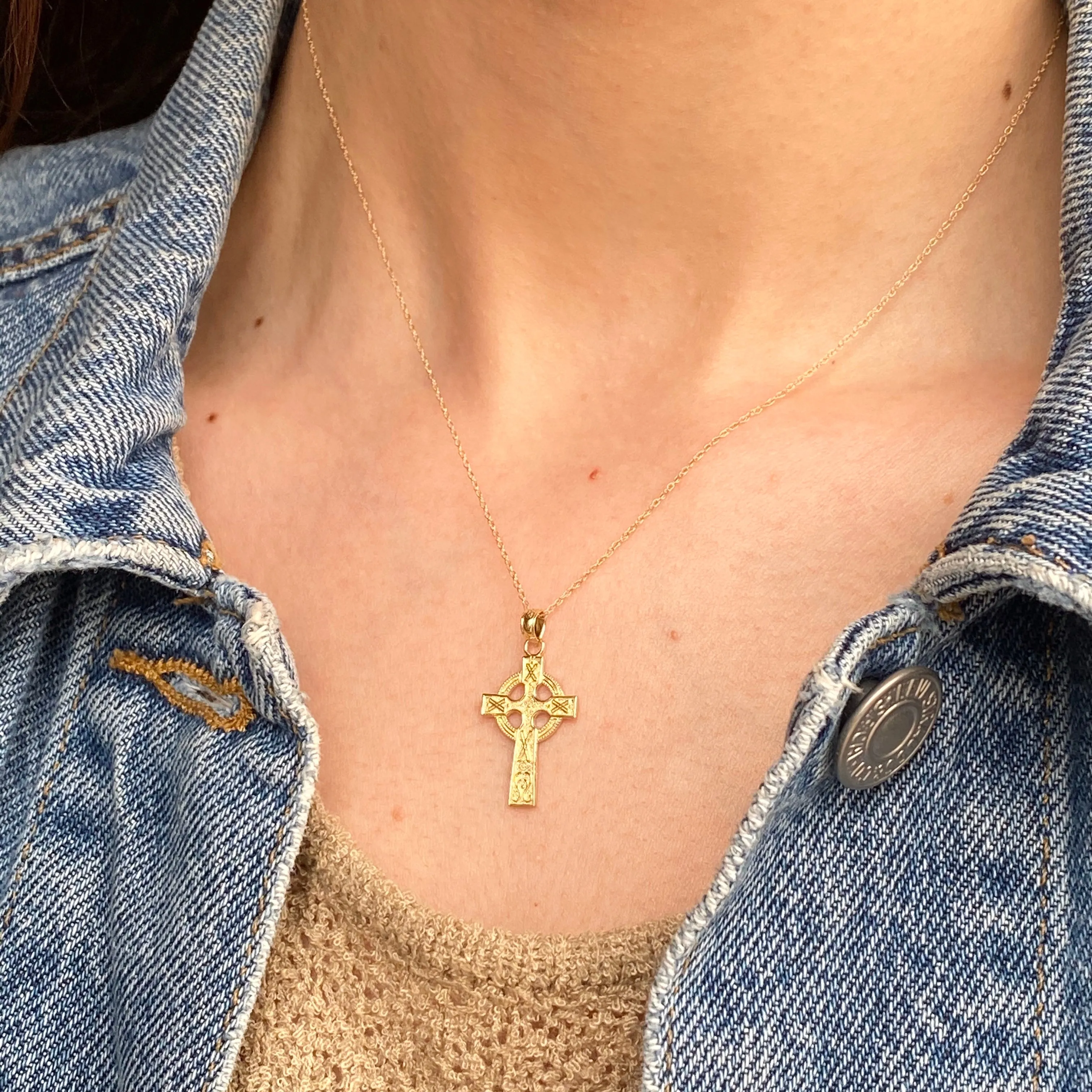 14KT Yellow Gold Textured Celtic Cross Pendant Chain Necklace
